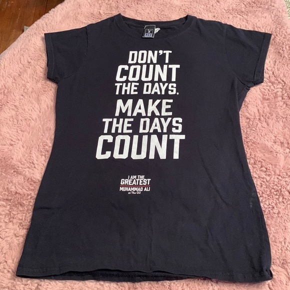 Ali Muhammed Ali Women’s Medium T- Shirt in EUC - Picture 1 of 8